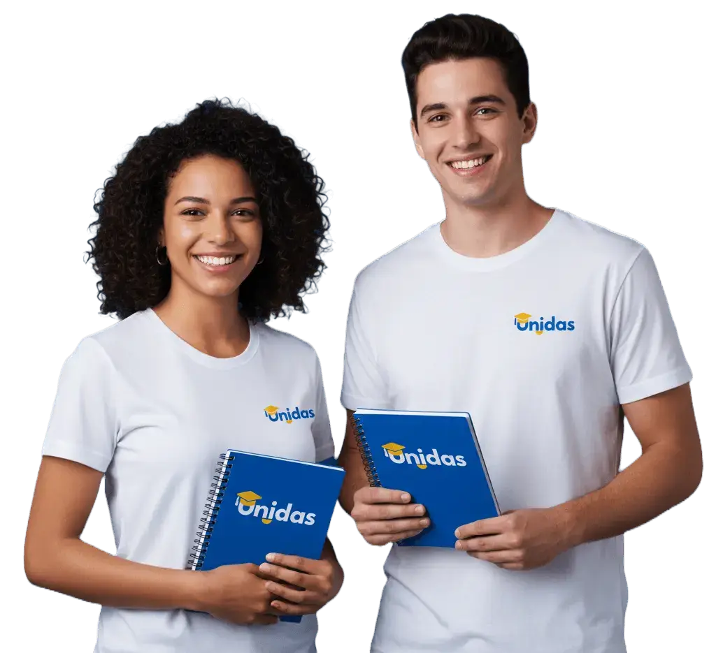 Estudante feliz concluindo o Ensino Médio online