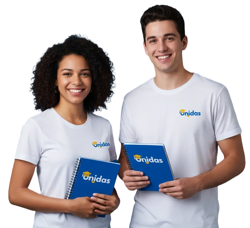 Estudante feliz concluindo o Ensino Médio online