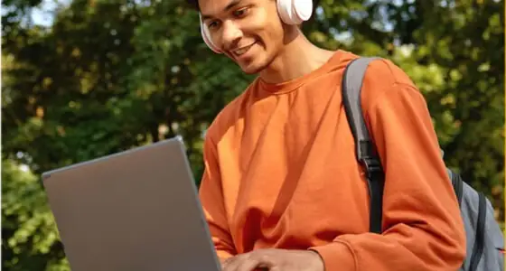 Estudante com notebook representando a formação EJA Fundamental e Médio